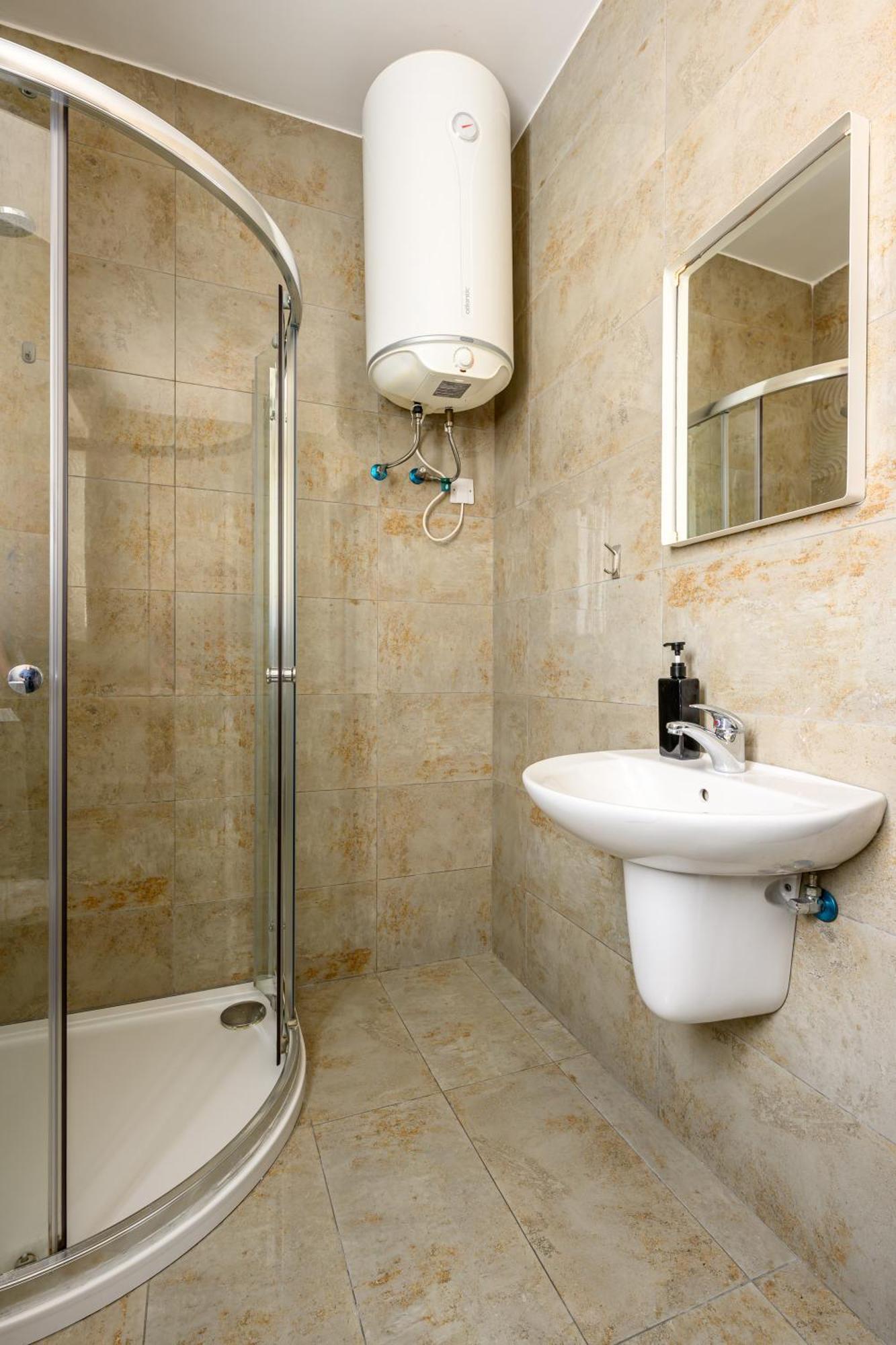 F11 Room 3, Private Room Two Single Beds Shared Bathroom In Shared Flat Msida Exterior foto